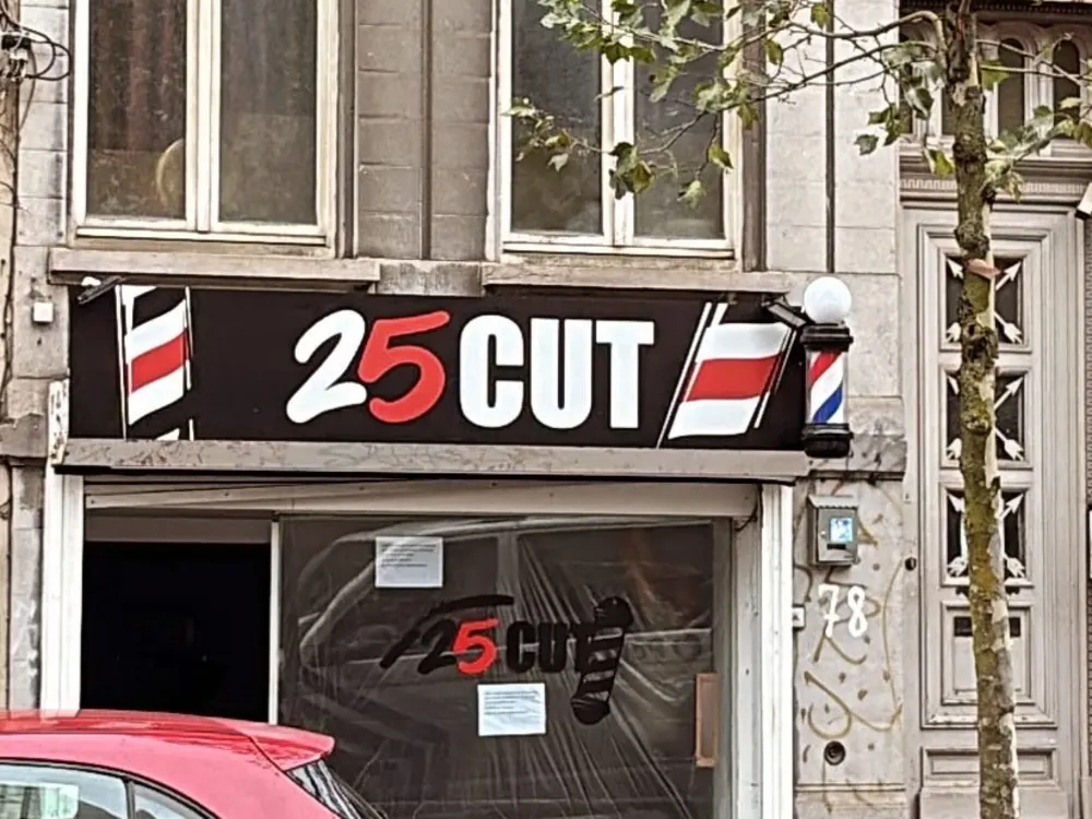 Après : 25 Cut, lettres blanches et rouges sur caisson noir et logo barbier