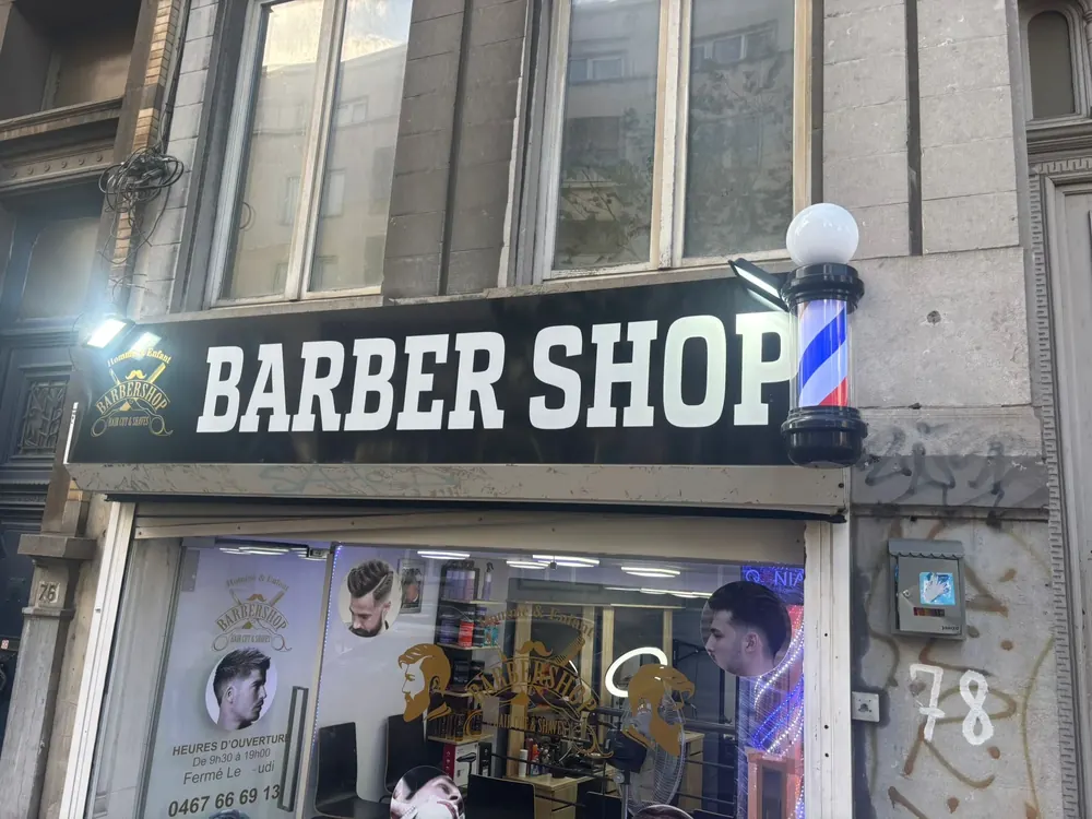 Avant : ancienne enseigne Barber Shop en lettres blanches