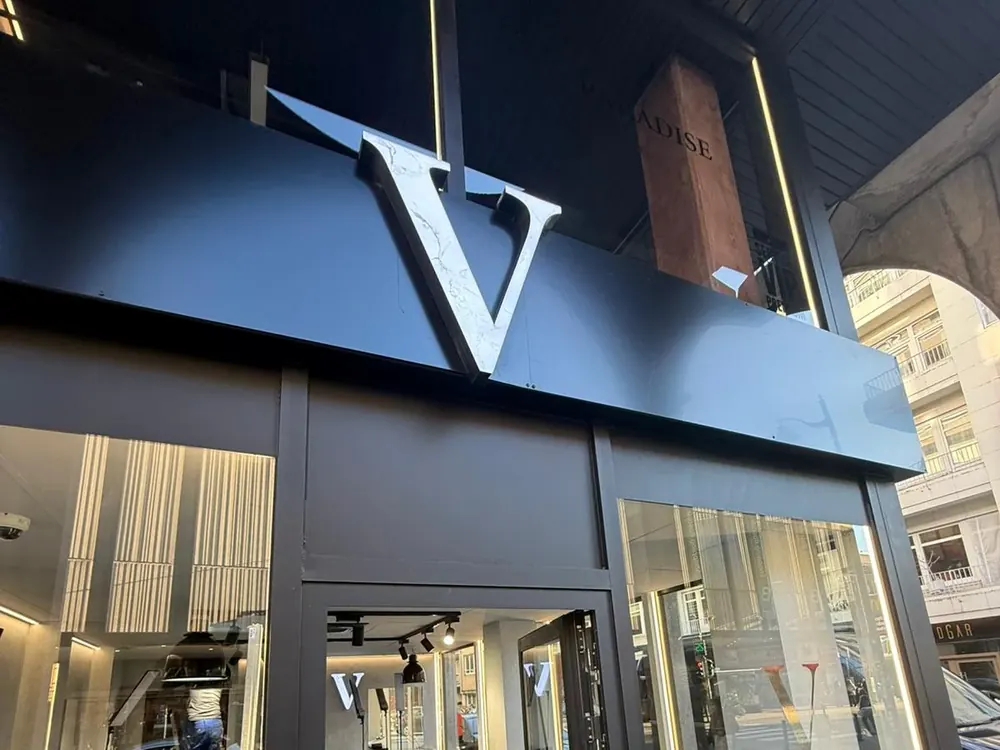 Après : Five Barber, lettre V en 3D suspendue sur caisson noir