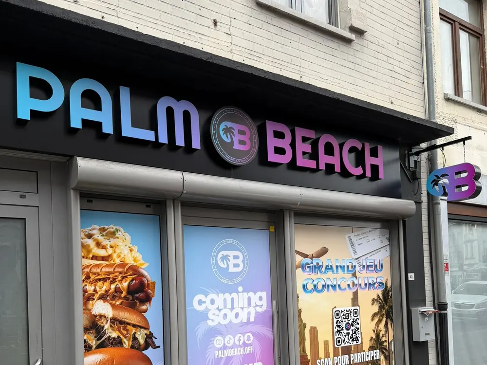 Après : Palm Beach, lettres LED multicolores et vitrine imprimée