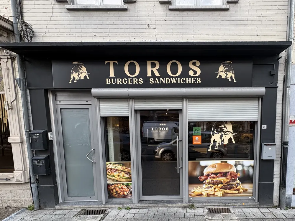 Avant : ancienne enseigne Toros en lettres dorées