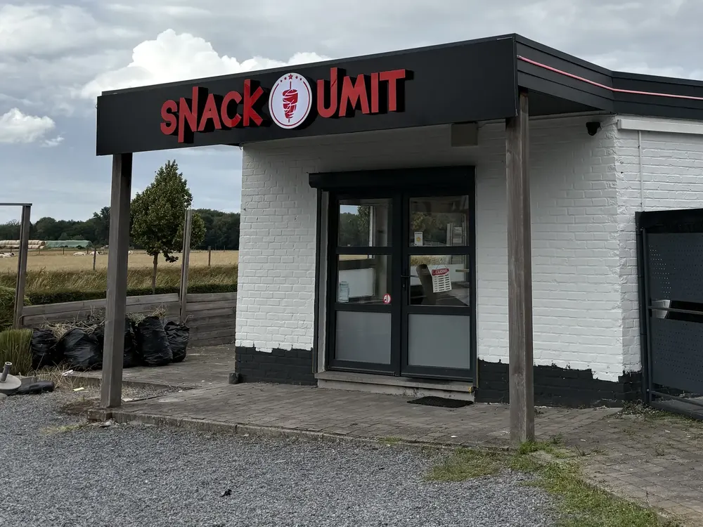 Après : Snack Umit, caisson lumineux avec lettres rouges découpées et logo