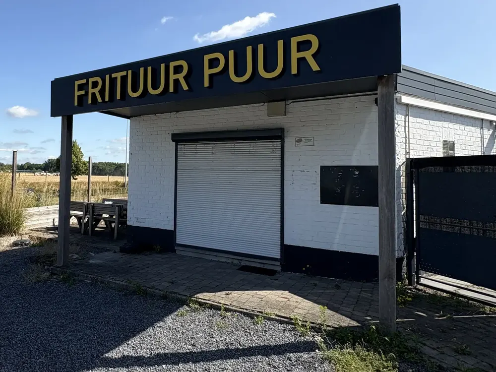 Avant : ancienne enseigne Frituur Puur en lettrage adhésif jaune