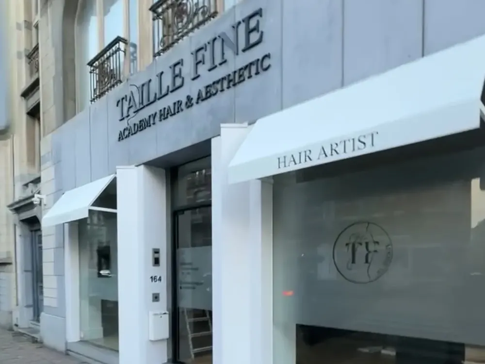 Après : Taille Fine, lettres noires sur caisson blanc et vitrophanie logo