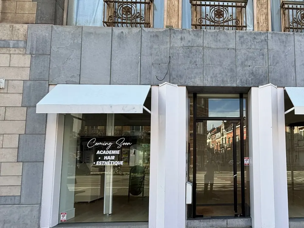 Avant : vitrine coming soon Académie Hair Esthétique