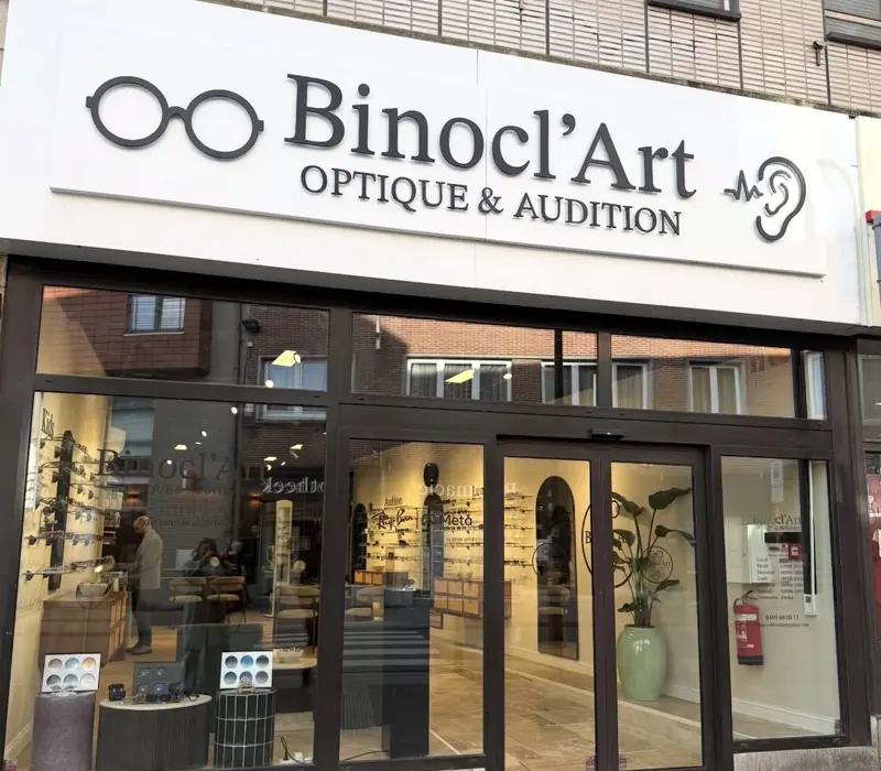 Façade Binocl'Art, lettres noires en relief sur caisson blanc