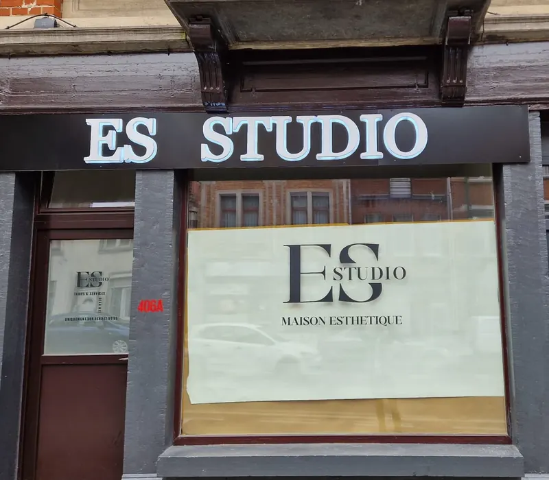 Façade ES Studio, lettres blanches en relief et vitrophanie du logo