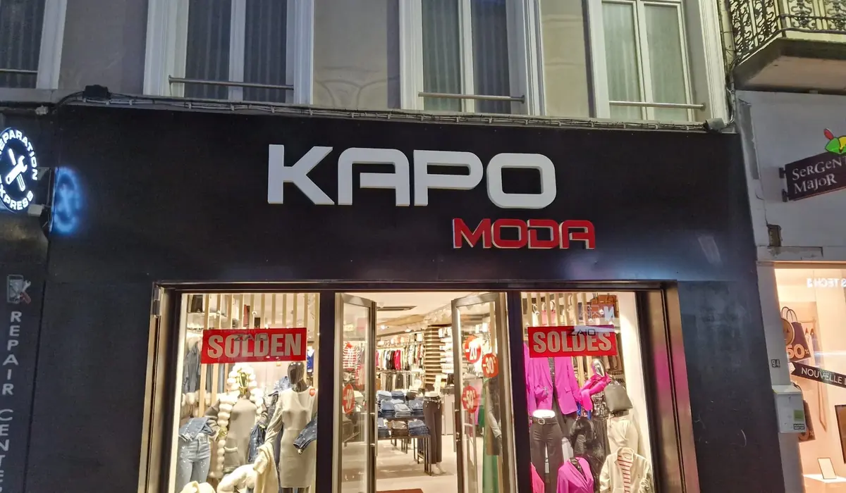 Façade Kapo Moda, lettres inox sur caisson noir et stickers vitrine