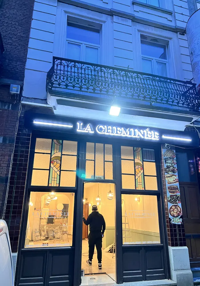 Enseigne rétroéclairée La Cheminée, de nuit