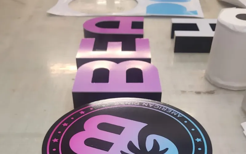 Lettres boîtiers Palm Beach en préparation à l'atelier Bene Design