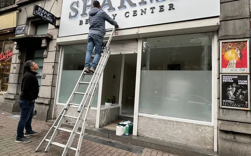 Pose des lettres d'enseigne Sharma Beauty Center sur la façade