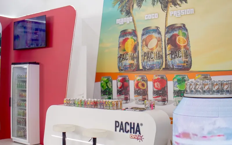 Stand Pacha Drink : visuels grand format, comptoir et canettes imprimés par Bene Design