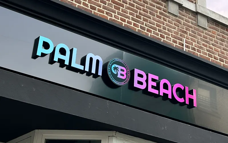 Lettres lumineuses LED Palm Beach sur caisson noir