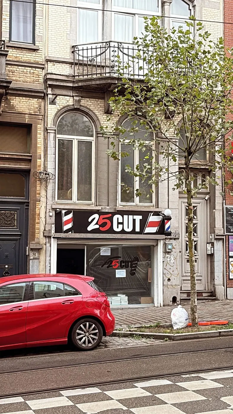 Enseigne 25 Cut caisson dibond noir lettres volumétriques