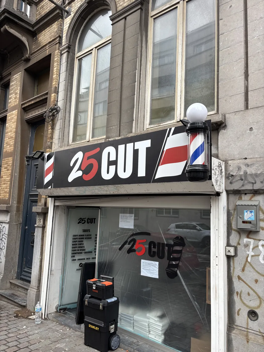 Enseigne 25 Cut Barber avec carotte lumineuse