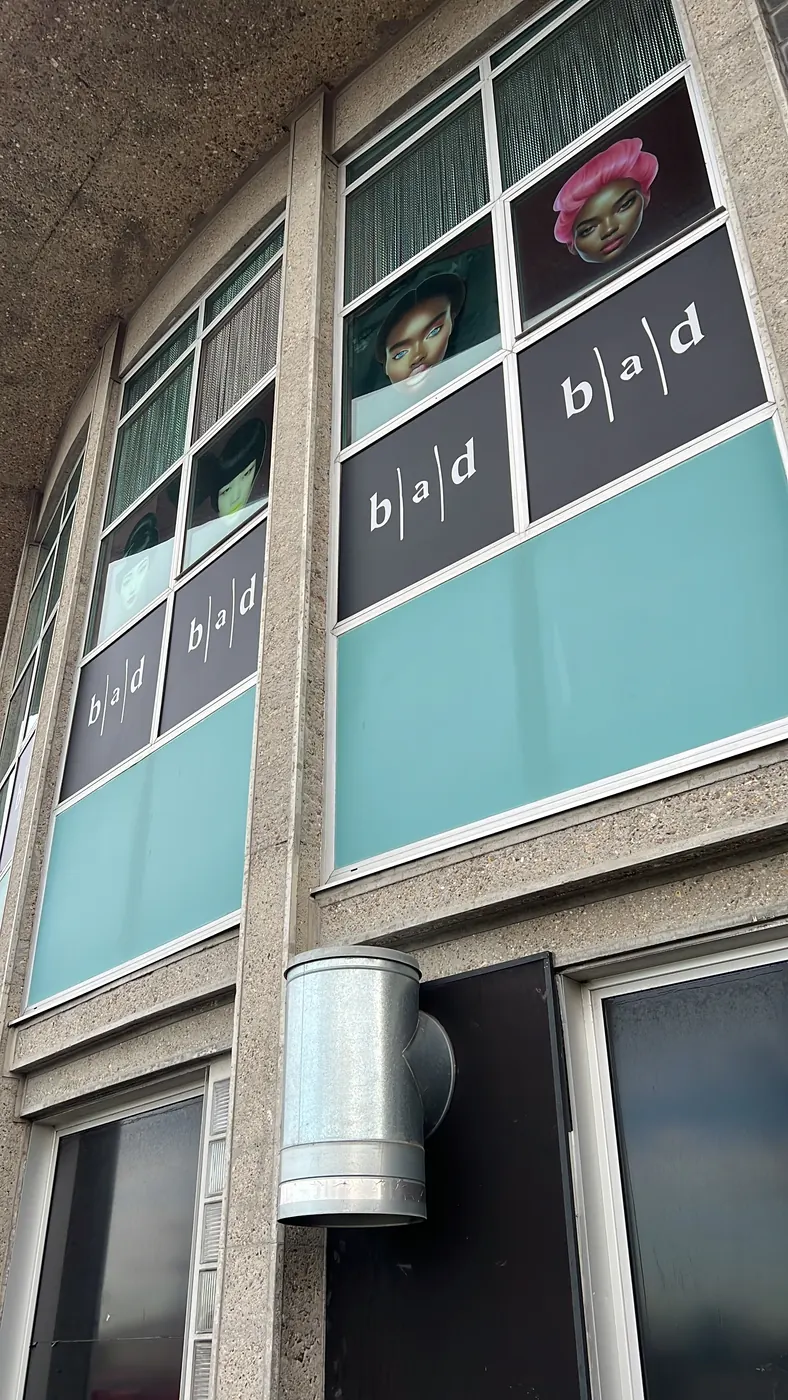 Bad By La Parisienne stickers vitrine habillage complet