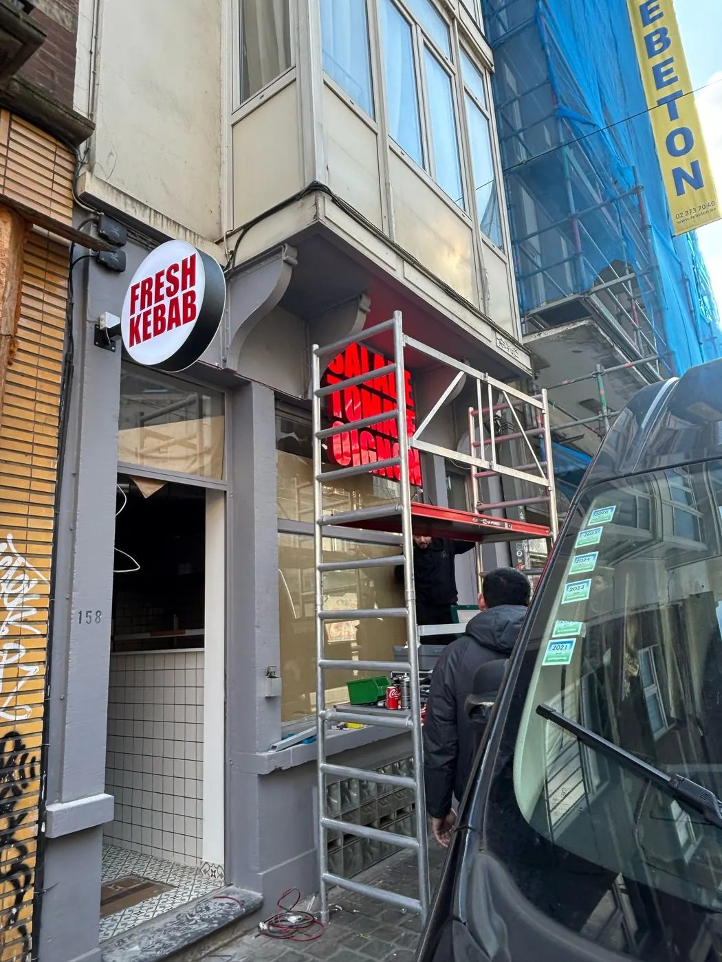 Enseigne drapeau Fresh Kebab et lettres relief STO