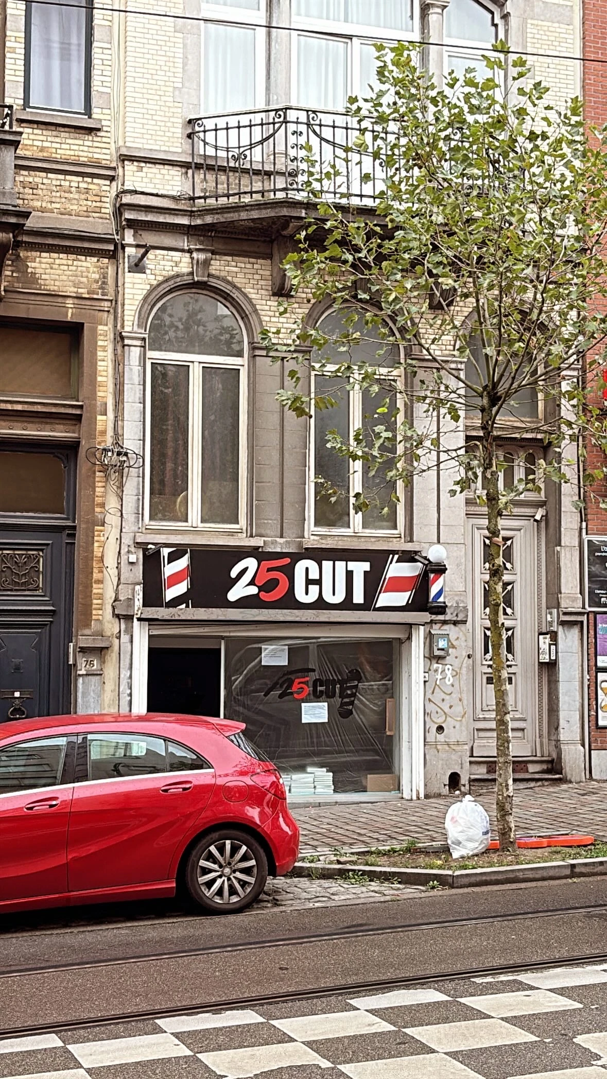 25 Cut après - Caisson dibond noir avec lettres volumétriques blanches et rouges et logo barbier