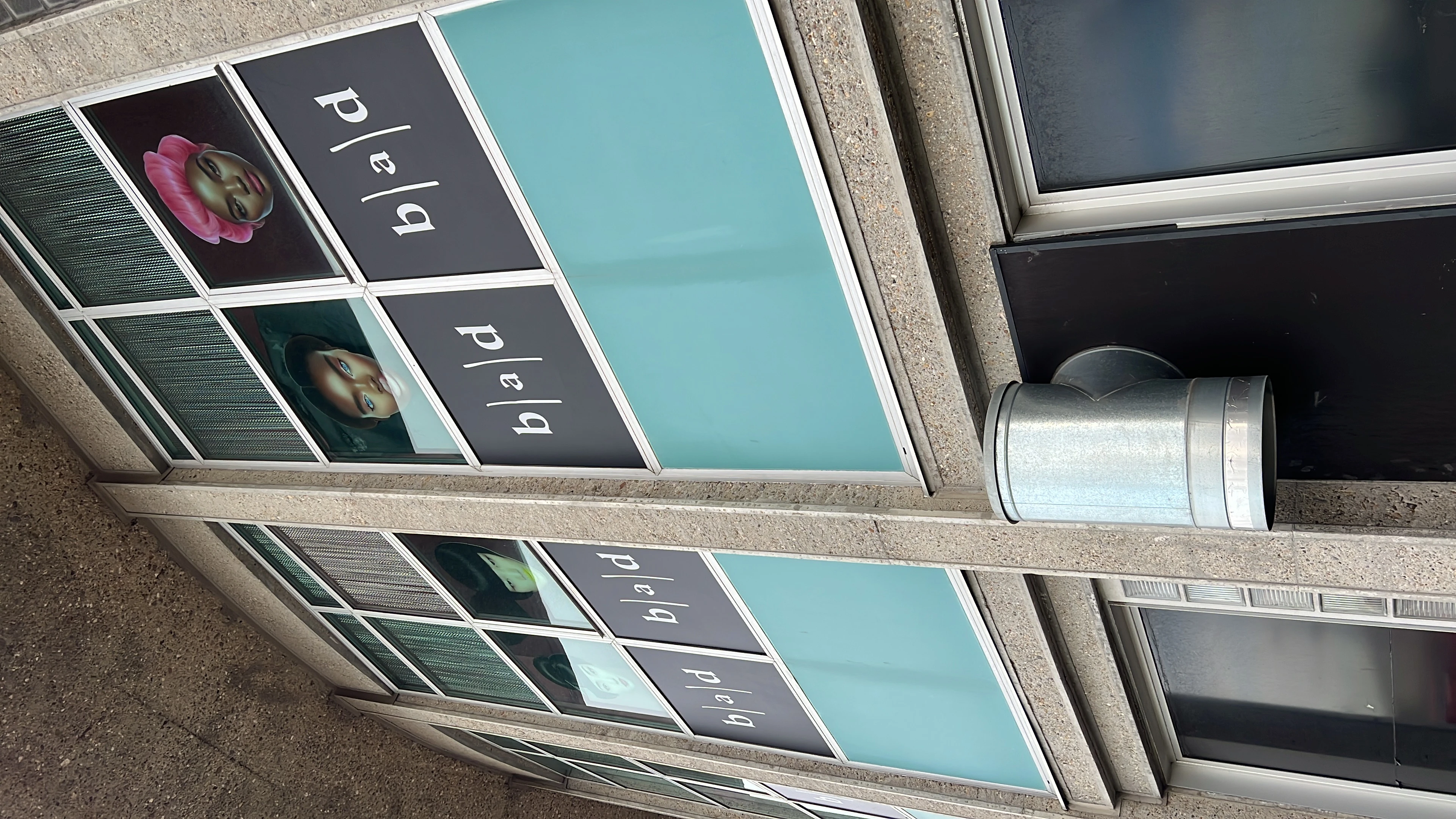 Bad By La Parisienne stickers vitrine habillage complet