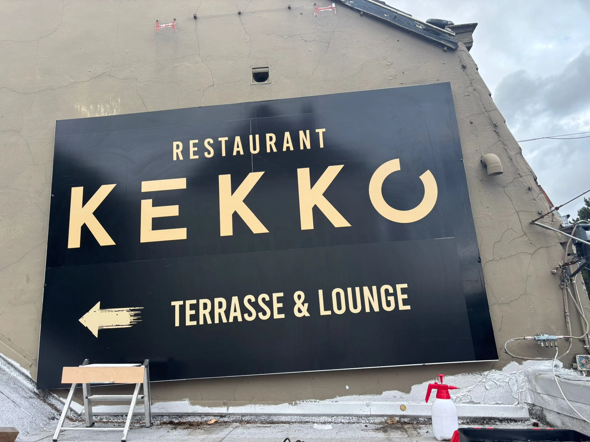 Kekko Restaurant panneau directionnel
