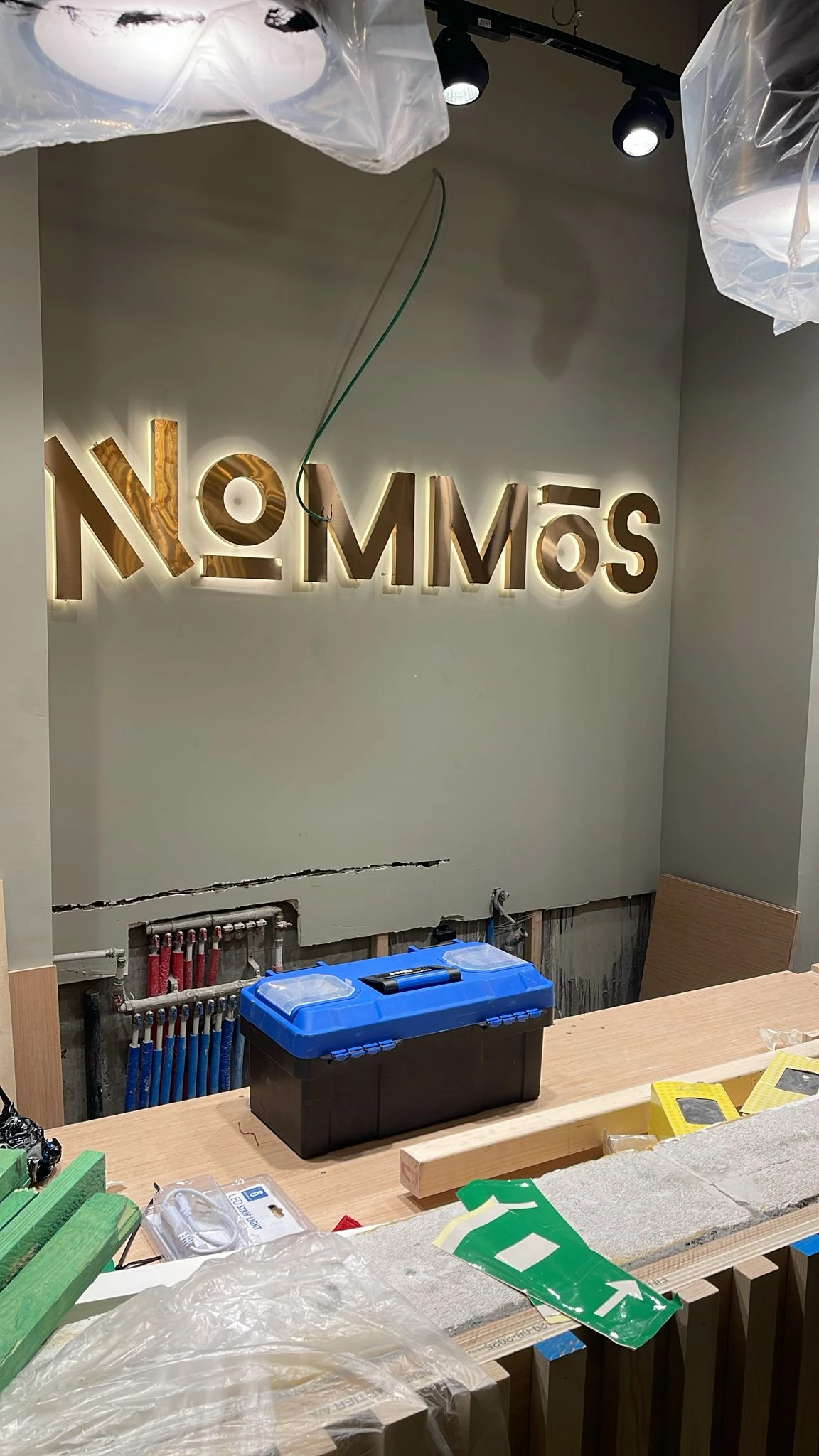 Nommos lettres volumétriques dorées rétro-éclairées