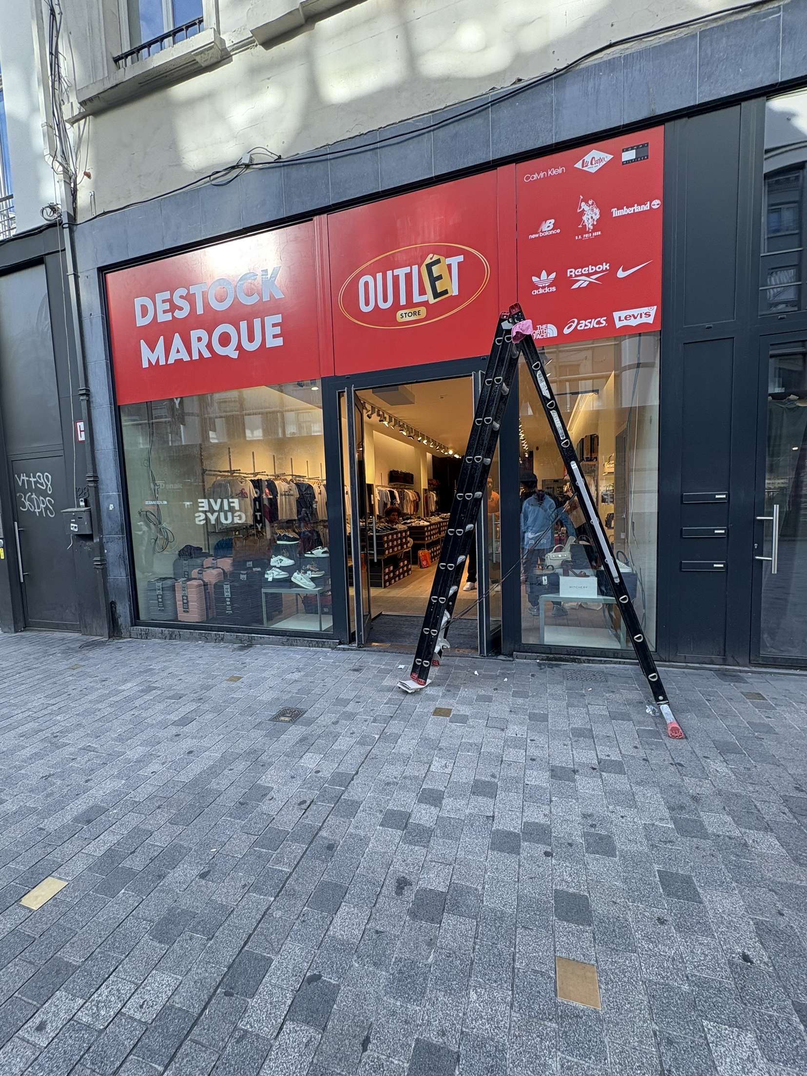 Façade Outlet Store