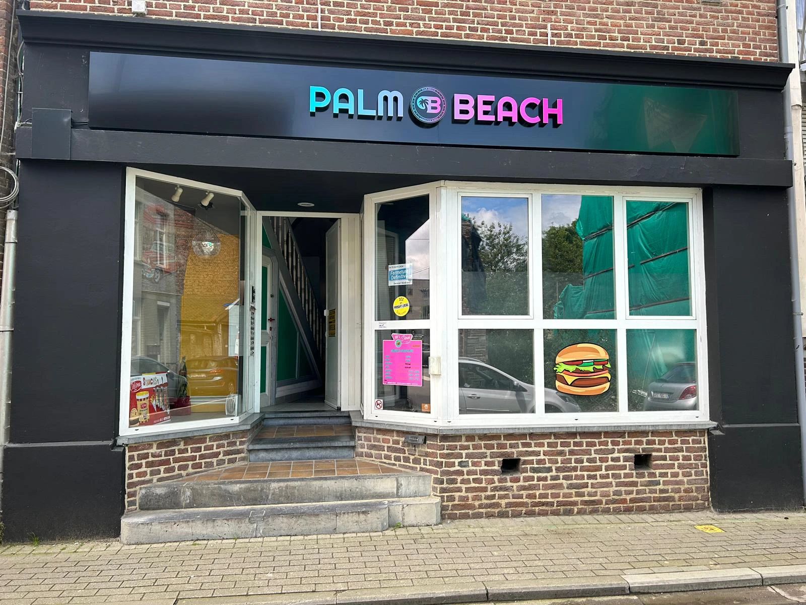Enseigne lumineuse de façade — caisson dibond noir et lettres volumétriques LED multicolores (Palm Beach)