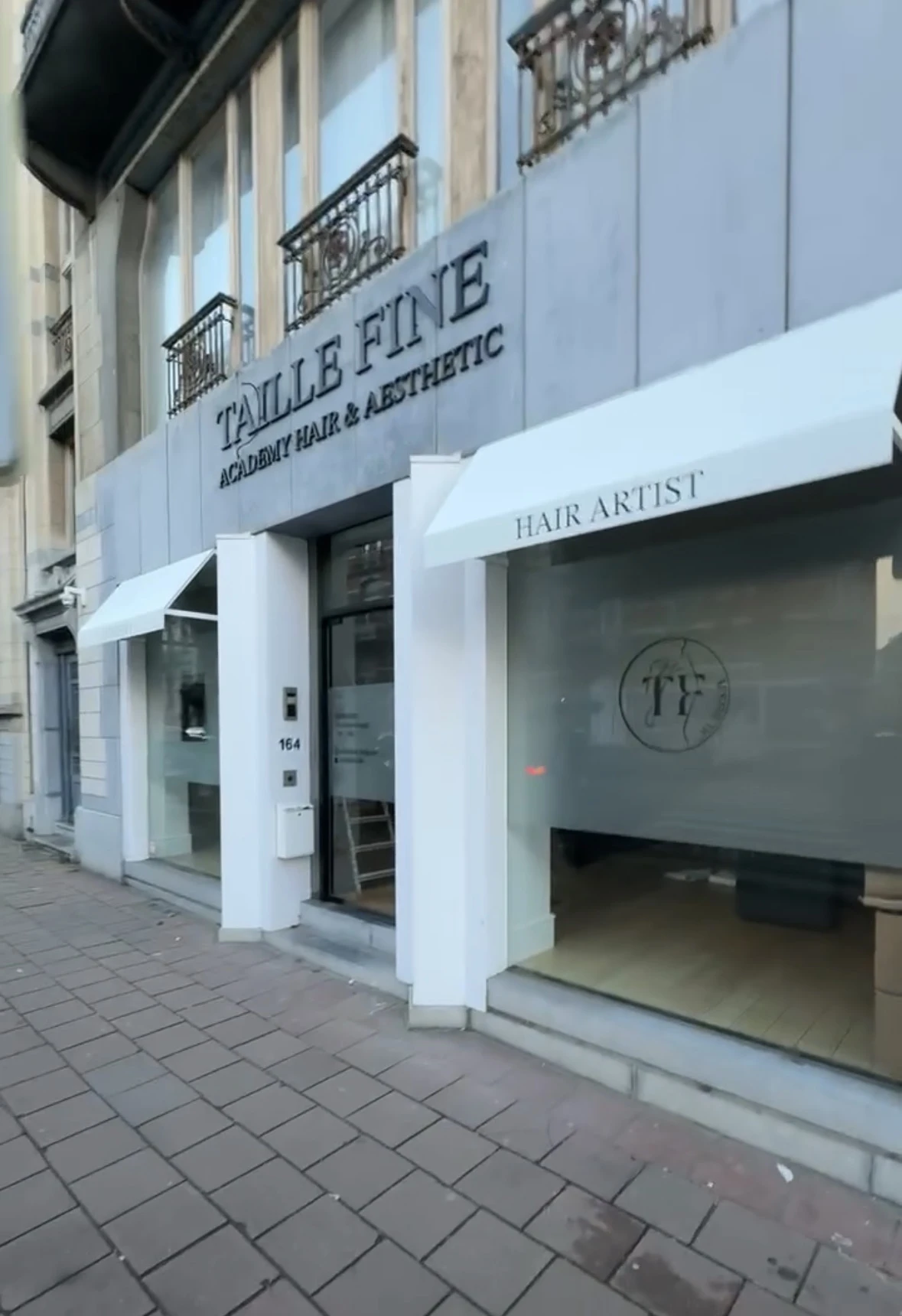 Taille Fine après - Caisson dibond blanc avec lettres volumétriques noires et vitrophanie logo