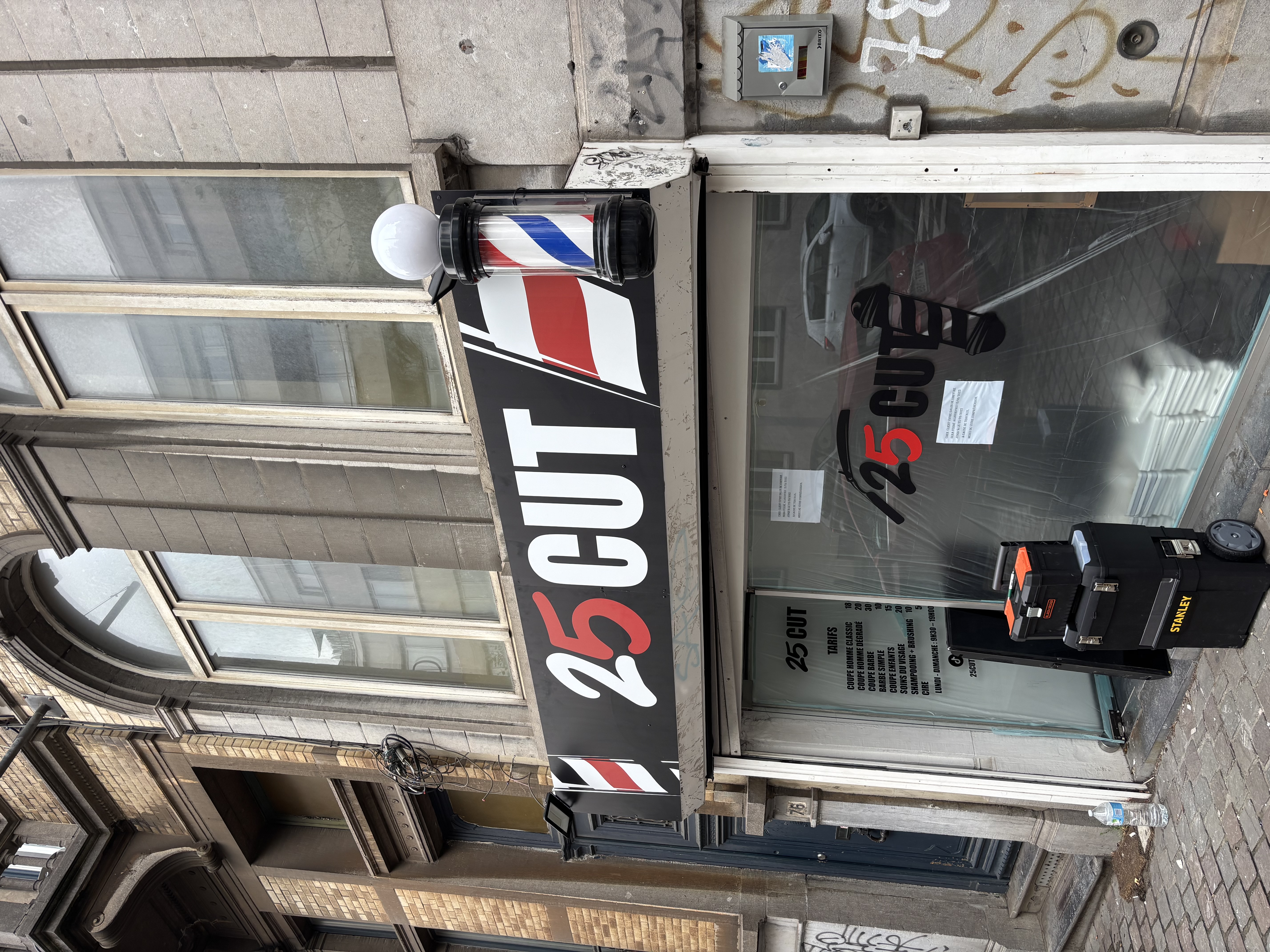 Projet 25 Cut Barber - Enseigne lumineuse et vitrophanie